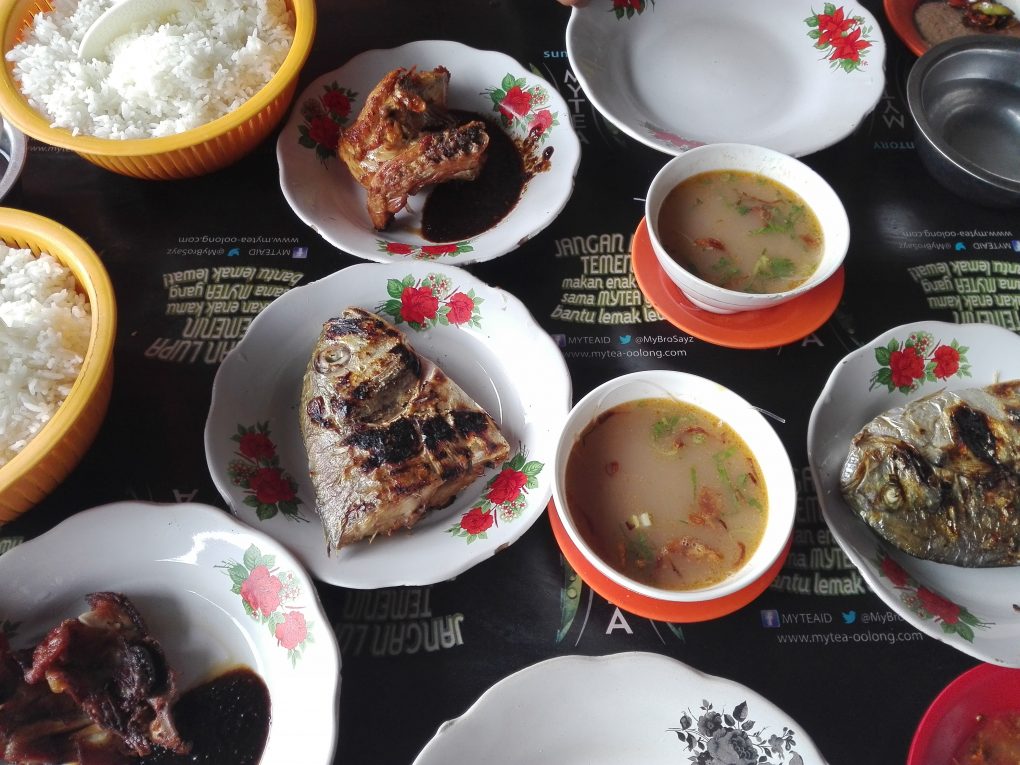 Gegrilltes Hähnchen und gegrilter Fisch zum Mittag von Bira nach Makassar